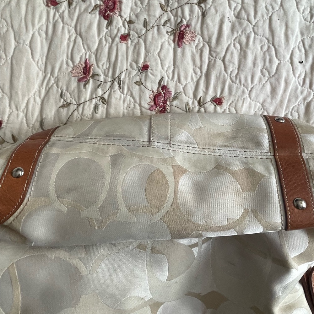 Coach Cream and Tan Leather Shoulder Bag with Slouchy Design - Picture 4 of 10